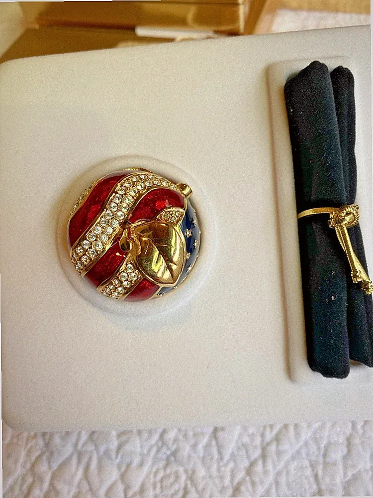 Estee Lauder "America Apple" Solid "Beautiful" Perfume Compact