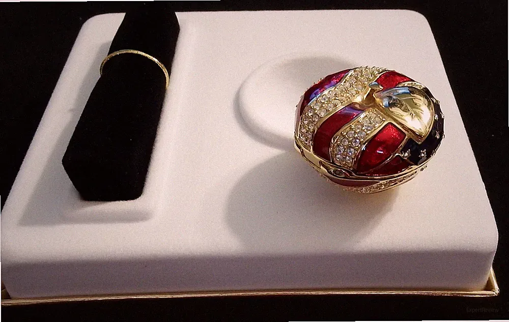Estee Lauder Beautiful America's Apple Solid Perfume Compact NEW!